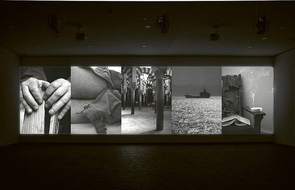 Gary Hill Circular Breathing, 1994, 5-Kanal-Video- und Toninstallation – ein Bildstrom demultiplexiert und auf 5 Projektionen ausgegeben, schwarzweiss, Stereoton